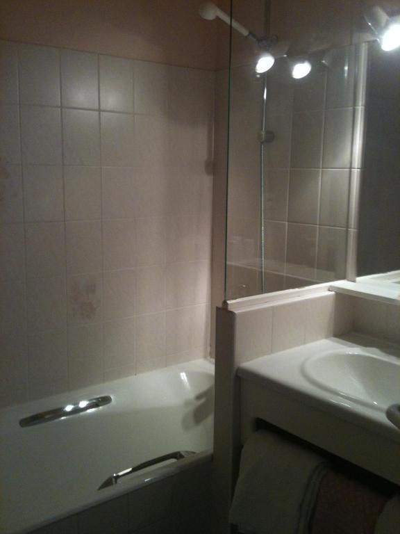 Hotel Des Voyageurs Saint-Chely-d'Aubrac Bilik gambar